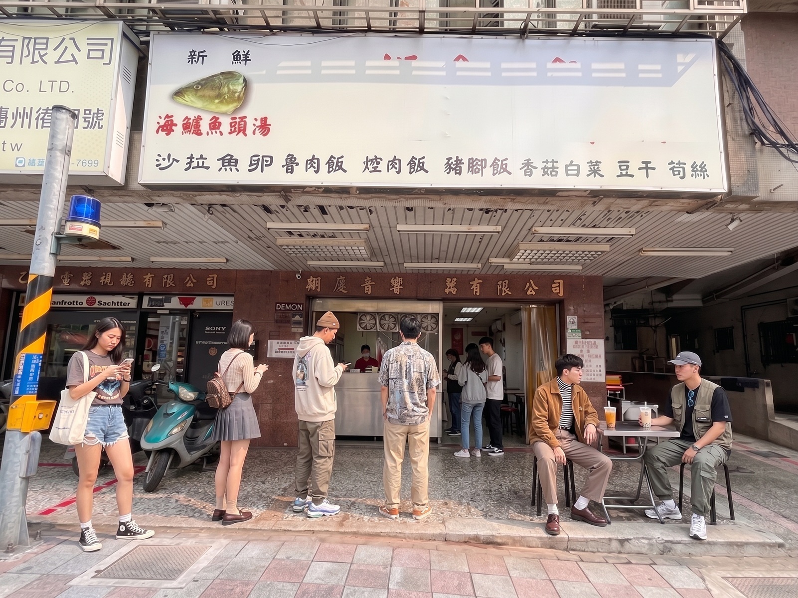 誰講這家不用等，120元龍膽石斑魚片湯夠便宜，滷肉飯也是招牌