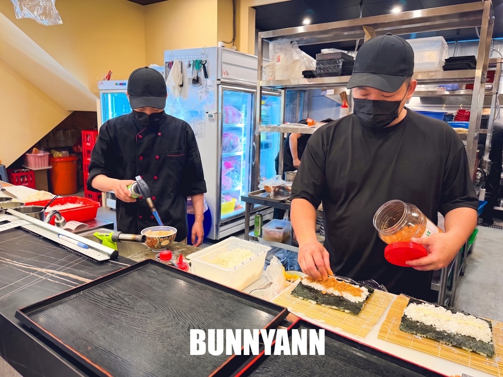 很多人沒吃過，是日式料理店家，點個鮭魚丼飯吃不完，毛毛蟲壽司也是招牌