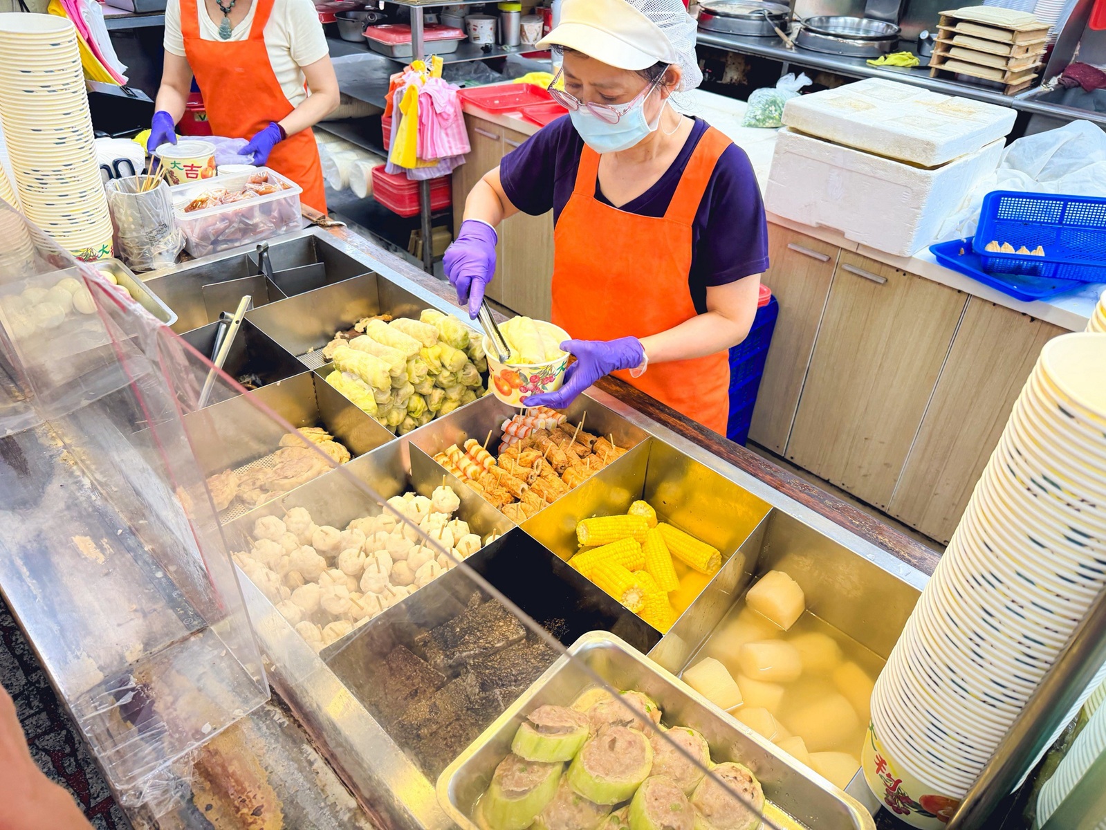 這家壽司店24小時不打烊，只要50元能買一大盒，關東煮也是必吃