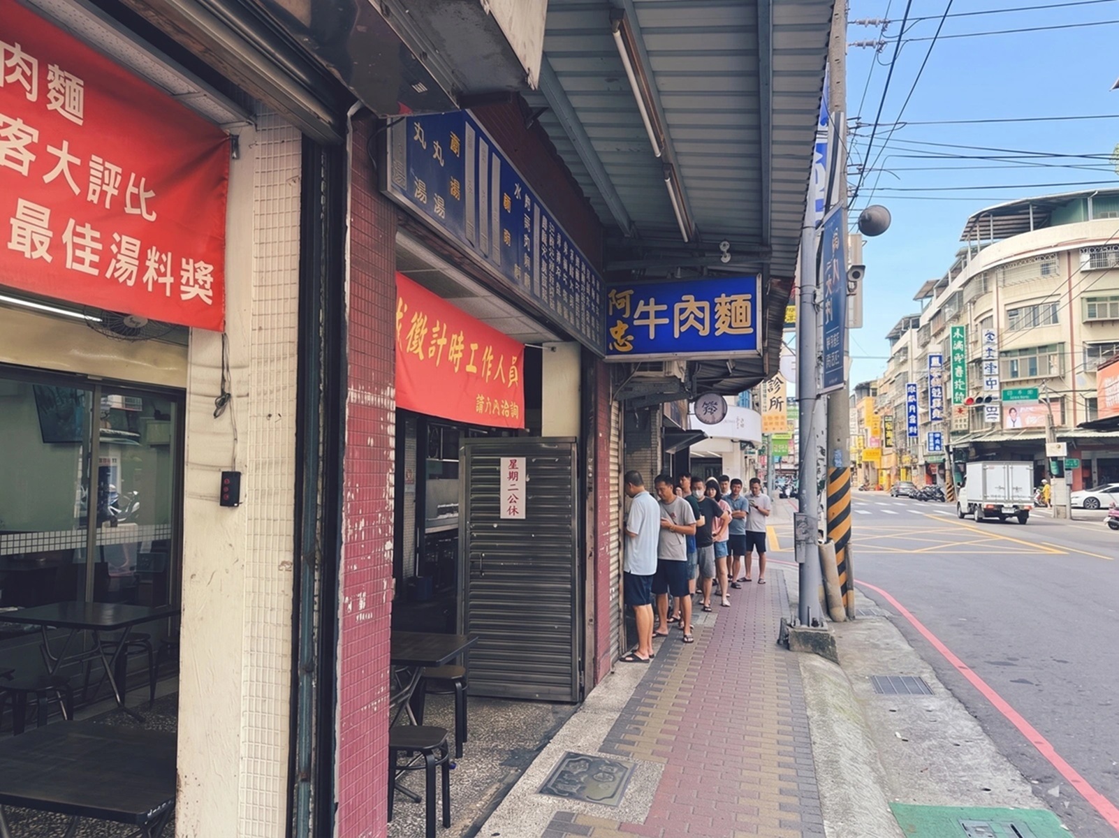 老闆要不開了，是紅燒牛肉麵店，點大碗麵多到吃不下，榨菜肉絲麵也是主打