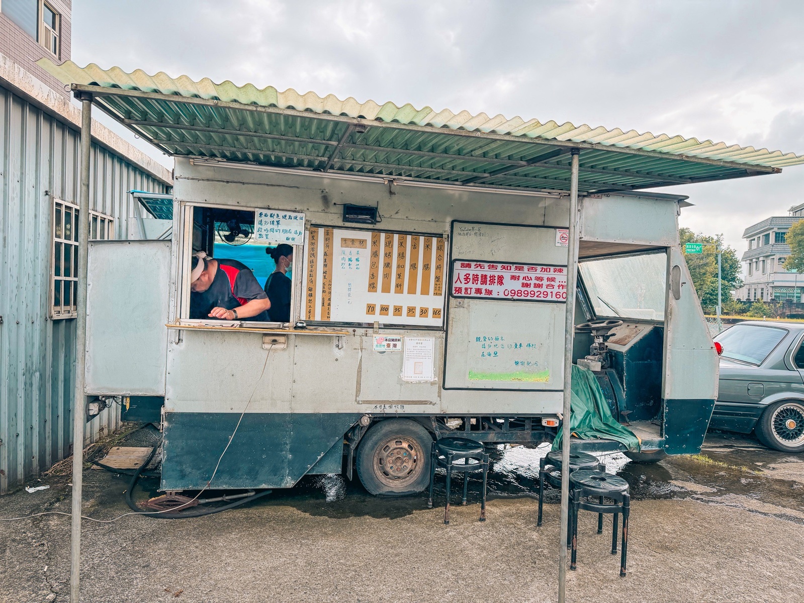 一半人沒吃過，是裝甲車香腸店家，點個一組就很過癮，糯米腸也是招牌