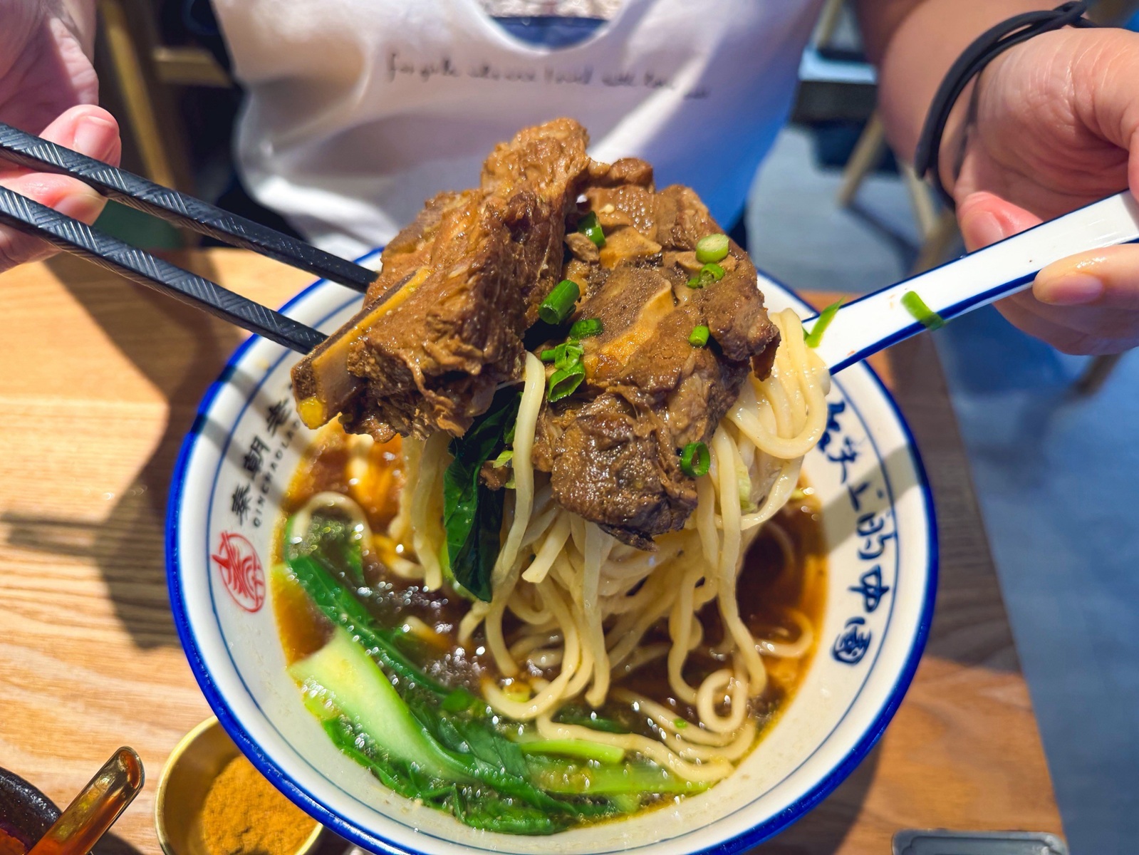 中和美食【秦朝老碗麵】道地陝西風味大份量麵食，手扯麵Q彈必吃