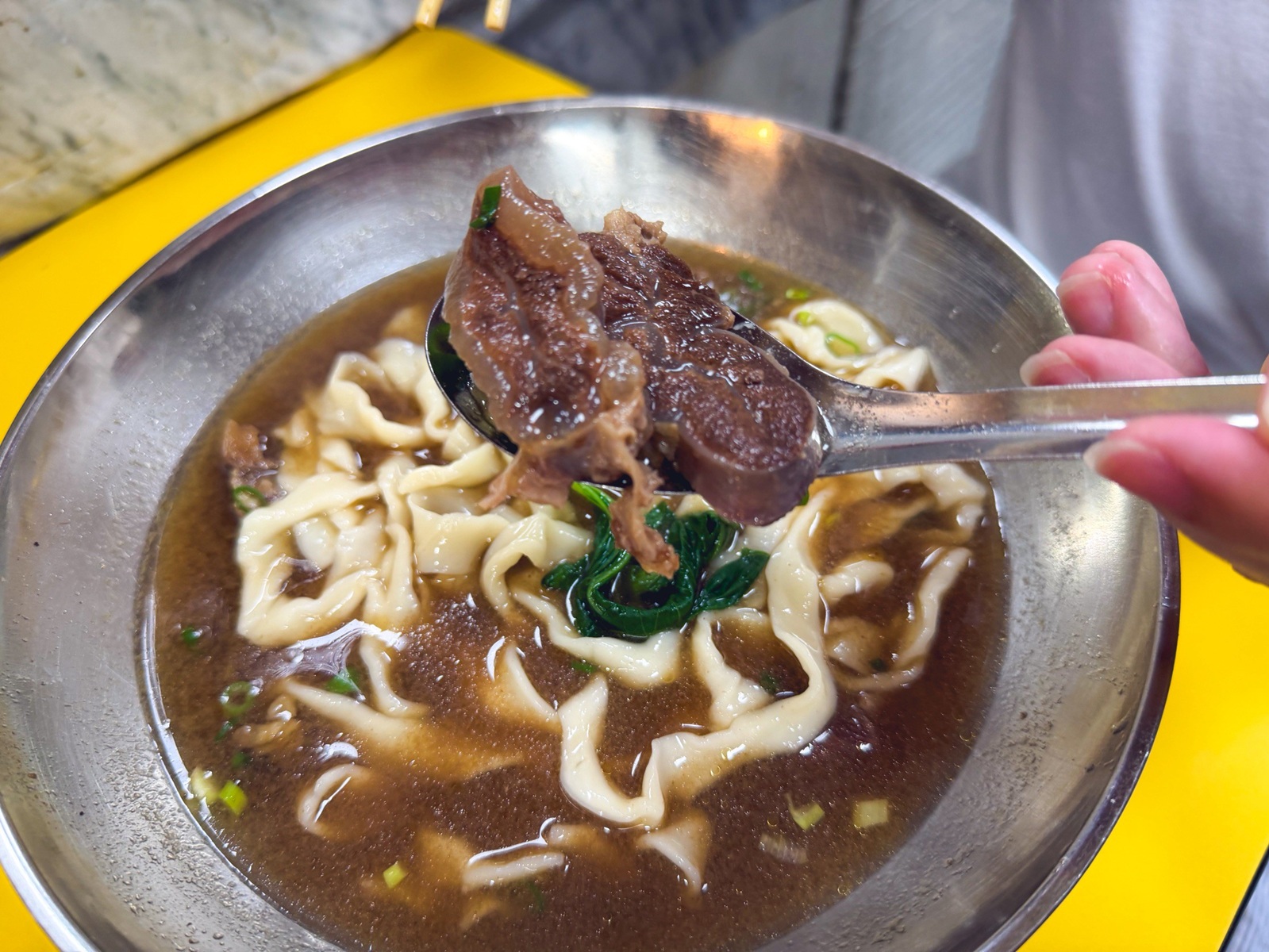 還一半人沒吃過，是市場牛肉麵店，130元肉多又嫩口，麵疙瘩也是招牌