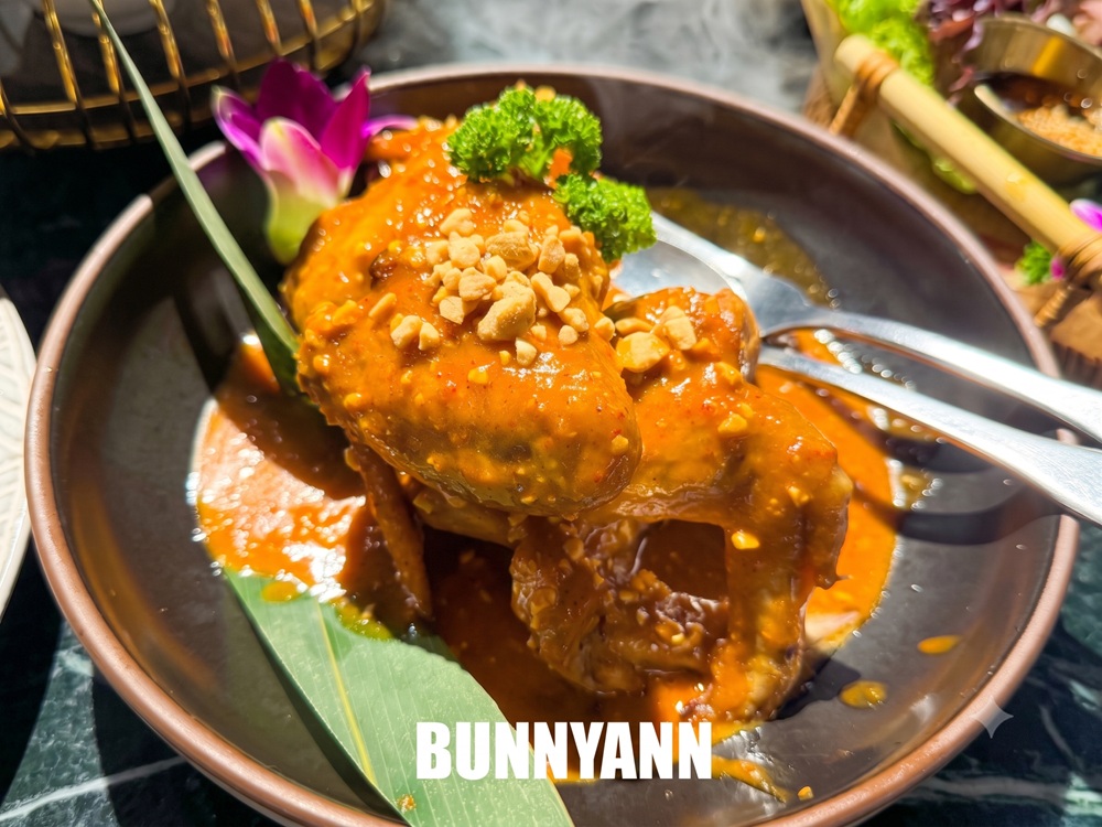 青埔美食【Siam Siam 泰式料理華泰店】超狂火山排骨，美到像國外的網美餐廳！
