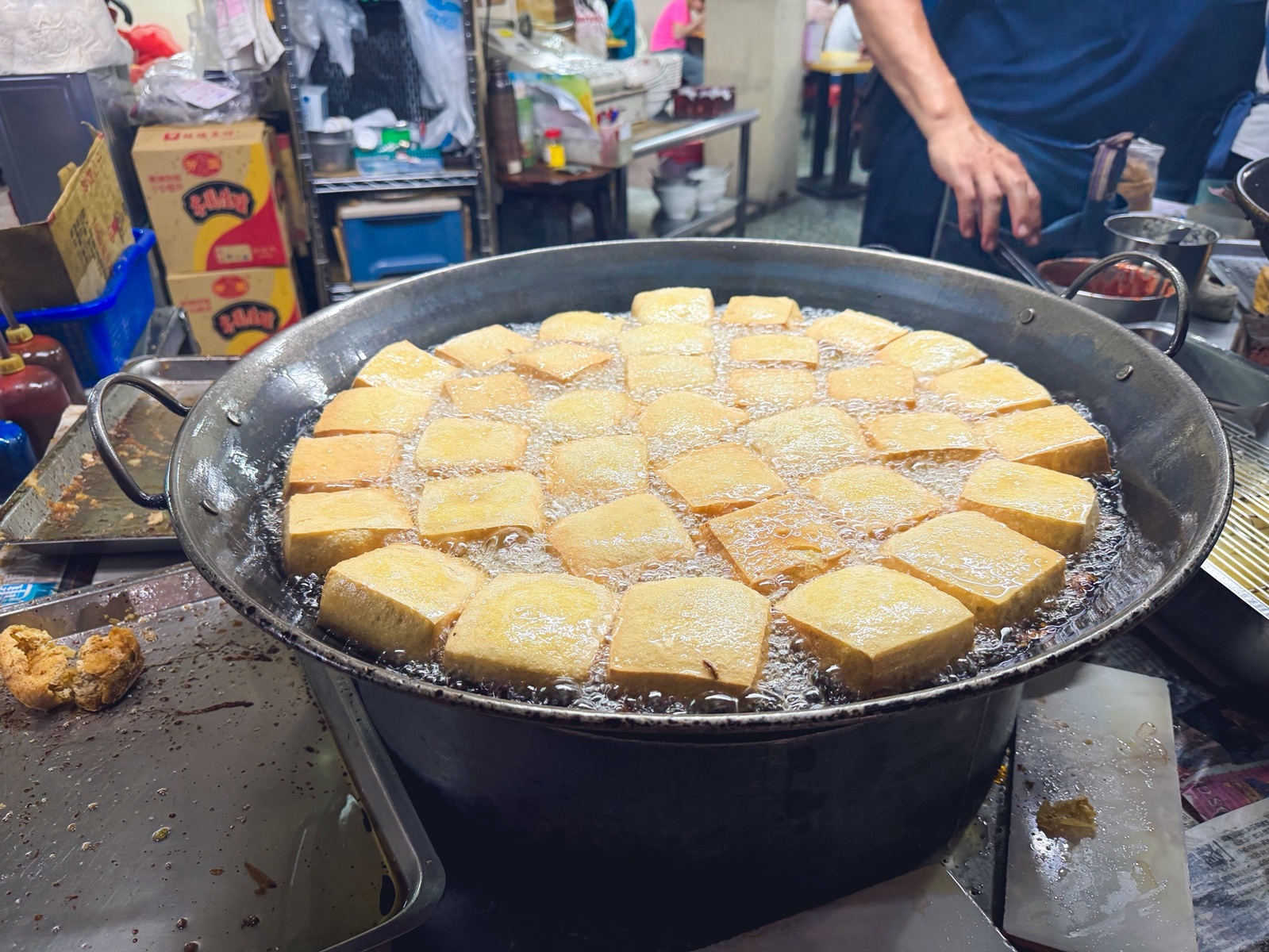 誰說這家沒人吃，是40年老店臭豆腐店家，點個一份爽吃，湯也平價