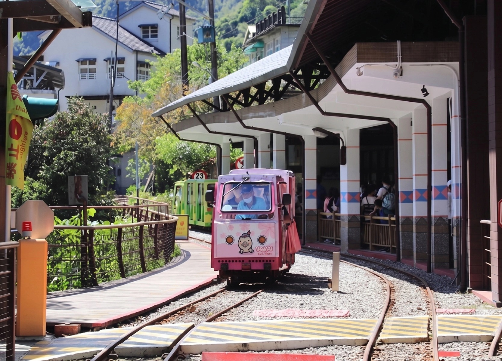 地點位於山上，卻是前往瀑布的小列車，單程五十元能欣賞美麗景色