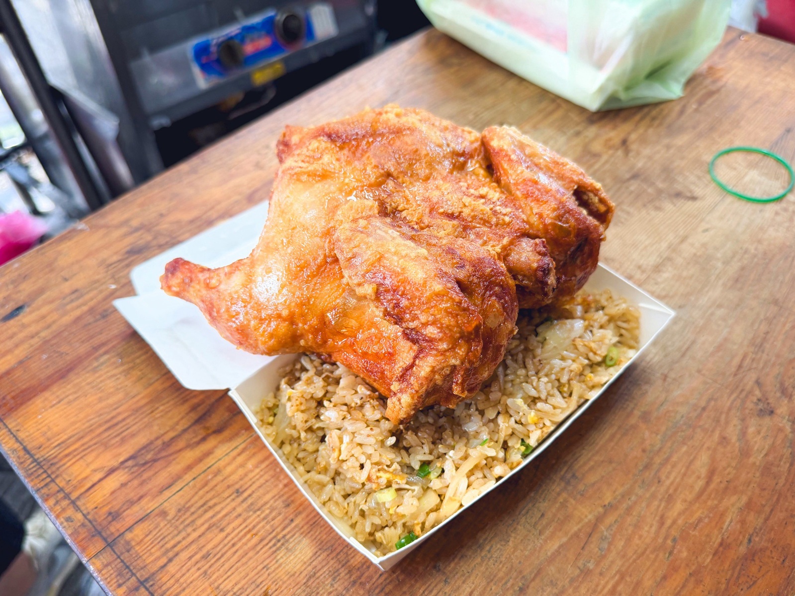 很多人沒吃過，是220元炸全雞炒飯，一份飽到天靈蓋，蛤仔湯也是招牌
