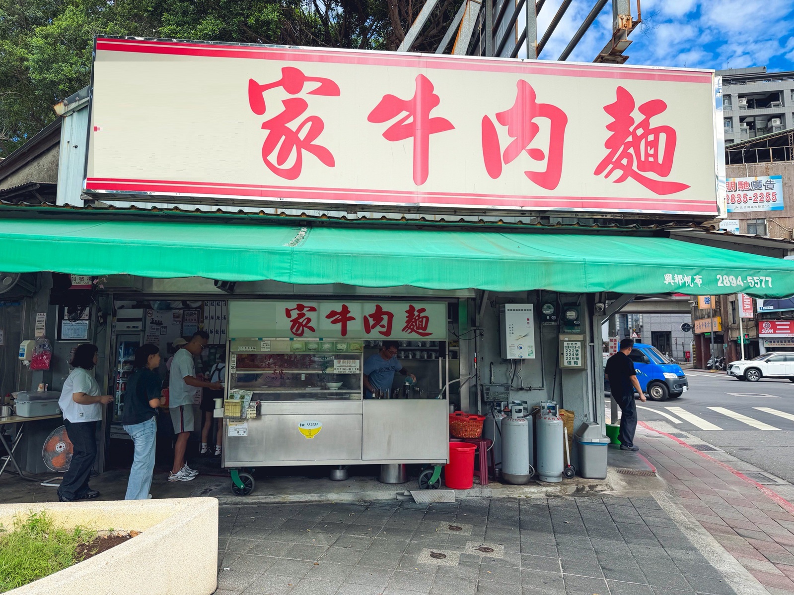 附近鄰居天天吃，是牛肉麵店家，點個一碗就超飽，牛三寶更是招牌