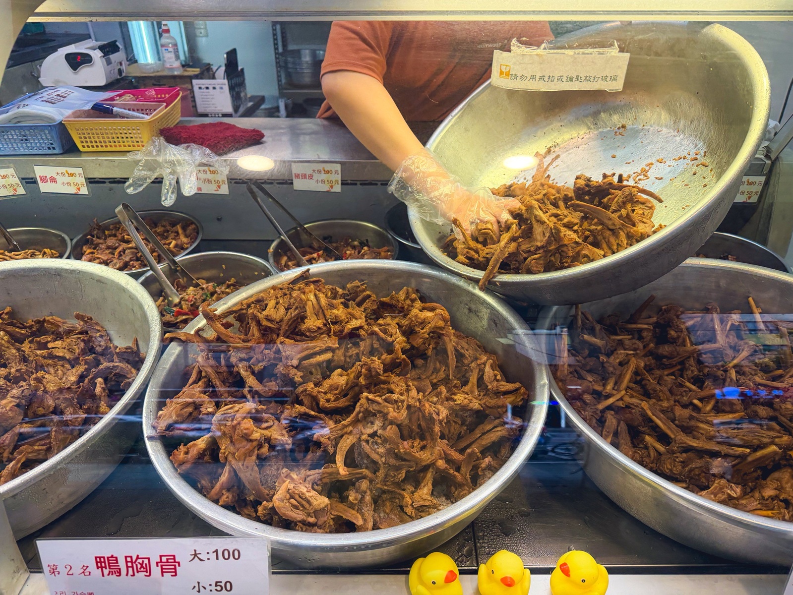 誰說這間沒人，就是冰鎮滷味店家，點個五百塊錢就很多，鴨翅是主打招牌