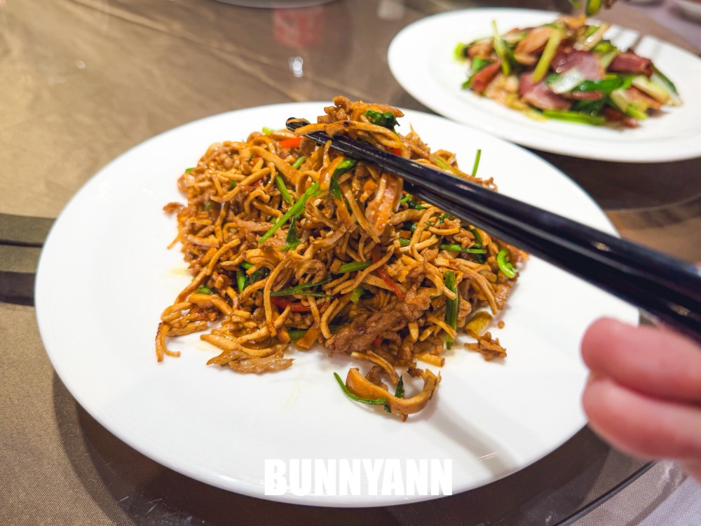誰說這家雞湯沒人，是長時間熬煮雞湯鍋，點一桌很夠吃，煙燻白鯧也是主打