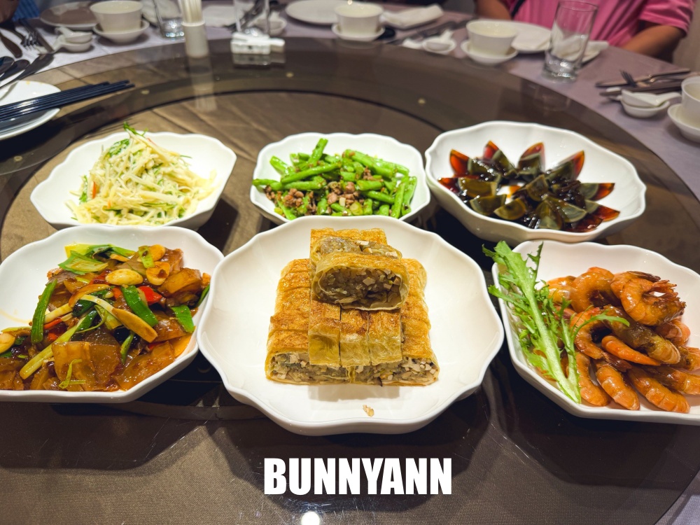 誰說這家雞湯沒人,是長時間熬煮雞湯鍋,點一桌很夠吃,煙燻白鯧也是主打 誰說這家雞湯沒人,是長時間熬煮雞湯鍋,點一桌很夠吃,煙燻白鯧也是主打