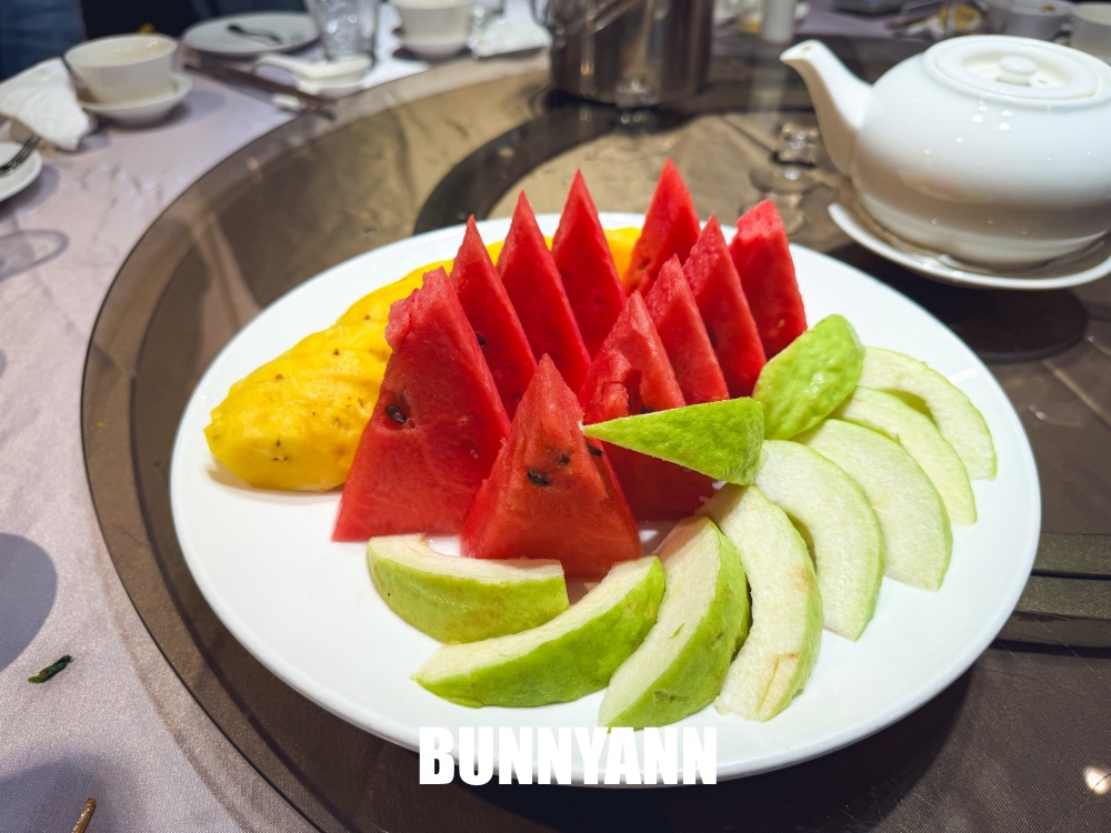 誰說這家雞湯沒人，是長時間熬煮雞湯鍋，點一桌很夠吃，煙燻白鯧也是主打