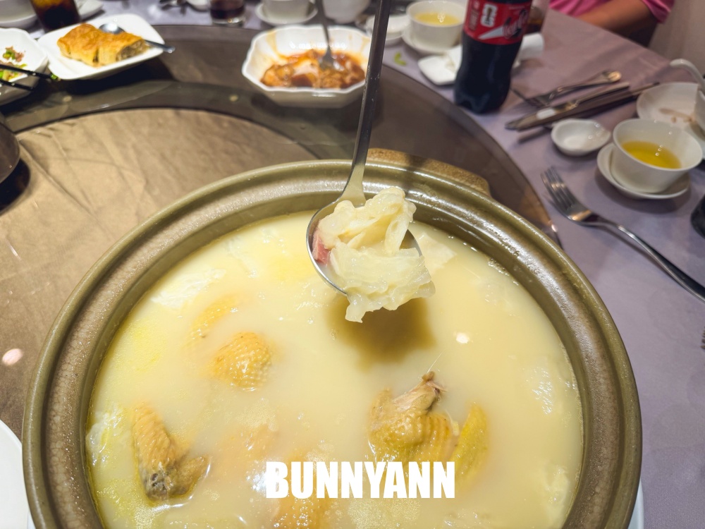 誰說這家雞湯沒人，是長時間熬煮雞湯鍋，點一桌很夠吃，煙燻白鯧也是主打