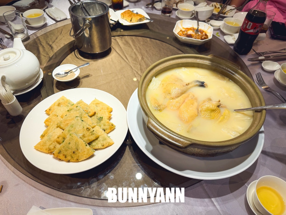 誰說這家雞湯沒人,是長時間熬煮雞湯鍋,點一桌很夠吃,煙燻白鯧也是主打 誰說這家雞湯沒人,是長時間熬煮雞湯鍋,點一桌很夠吃,煙燻白鯧也是主打