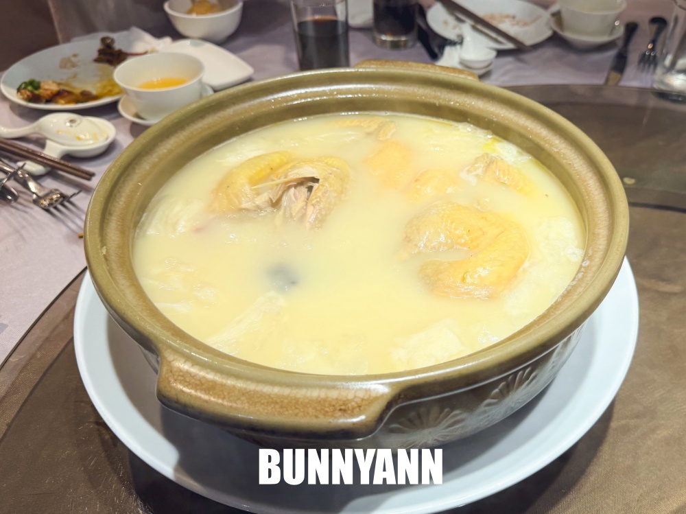 誰說這家雞湯沒人,是長時間熬煮雞湯鍋,點一桌很夠吃,煙燻白鯧也是主打 誰說這家雞湯沒人,是長時間熬煮雞湯鍋,點一桌很夠吃,煙燻白鯧也是主打