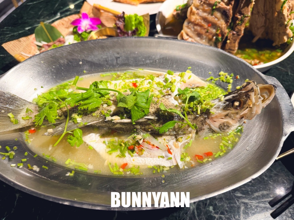 青埔美食【Siam Siam 泰式料理華泰店】超狂火山排骨，美到像國外的網美餐廳！