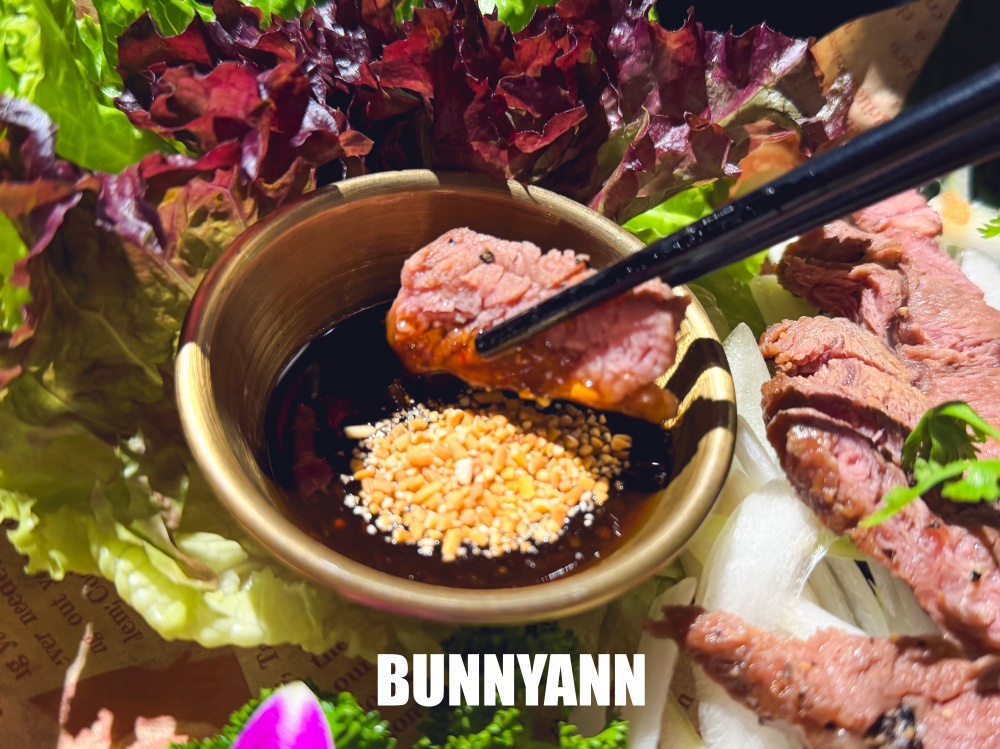 青埔美食【Siam Siam 泰式料理華泰店】超狂火山排骨，美到像國外的網美餐廳！