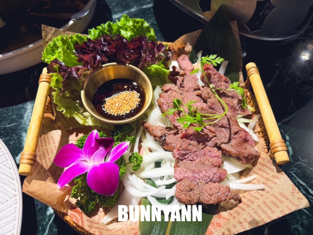 青埔美食【Siam Siam 泰式料理華泰店】超狂火山排骨，美到像國外的網美餐廳！