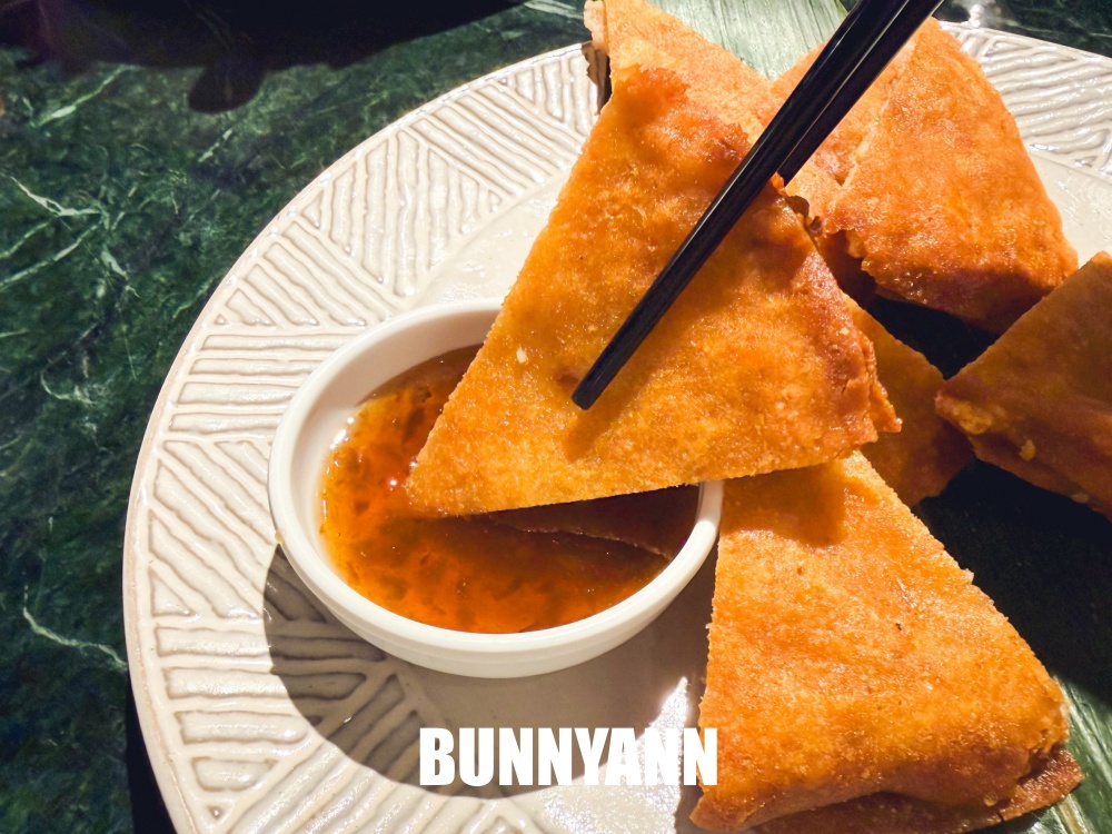 青埔美食【Siam Siam 泰式料理華泰店】超狂火山排骨，美到像國外的網美餐廳！