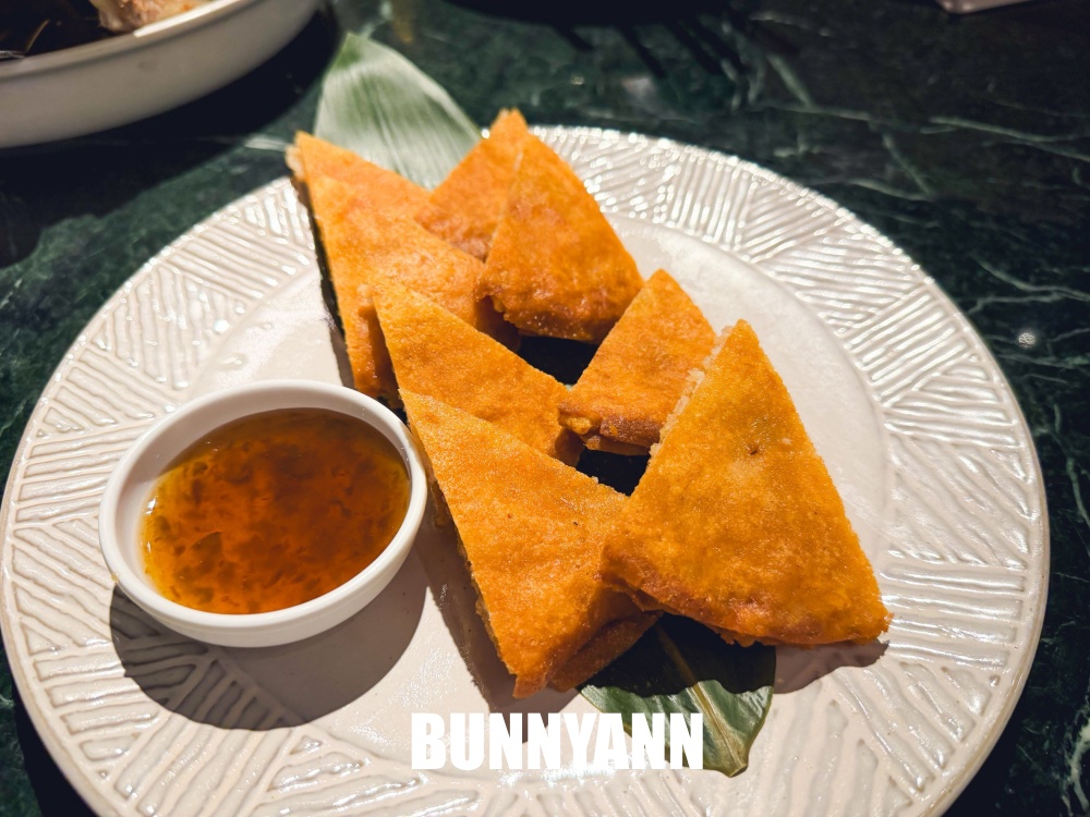 青埔美食【Siam Siam 泰式料理華泰店】超狂火山排骨，美到像國外的網美餐廳！