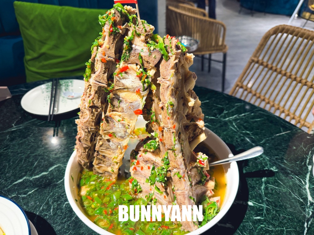青埔美食【Siam Siam 泰式料理華泰店】超狂火山排骨，美到像國外的網美餐廳！