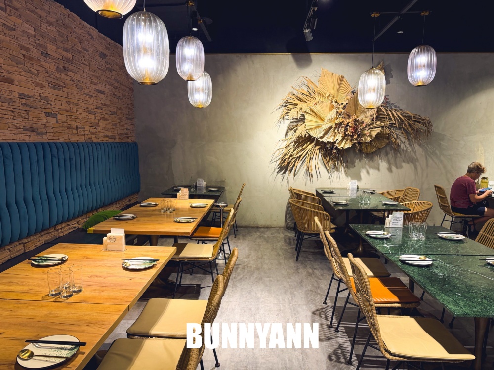 青埔美食【Siam Siam 泰式料理華泰店】超狂火山排骨，美到像國外的網美餐廳！