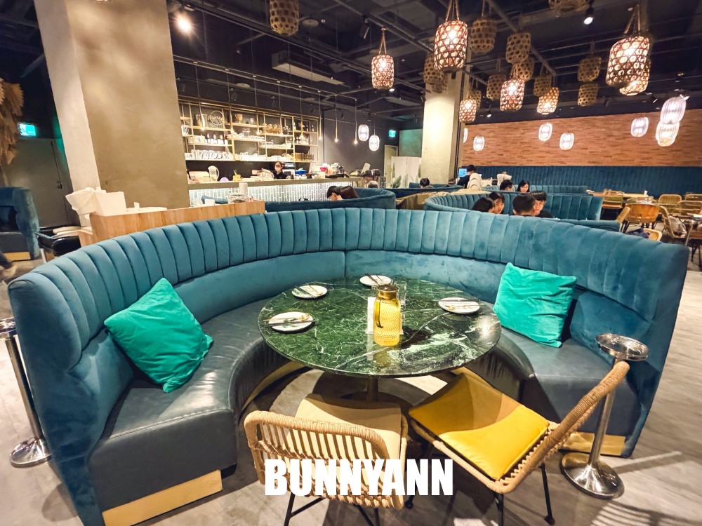 青埔美食【Siam Siam 泰式料理華泰店】超狂火山排骨，美到像國外的網美餐廳！