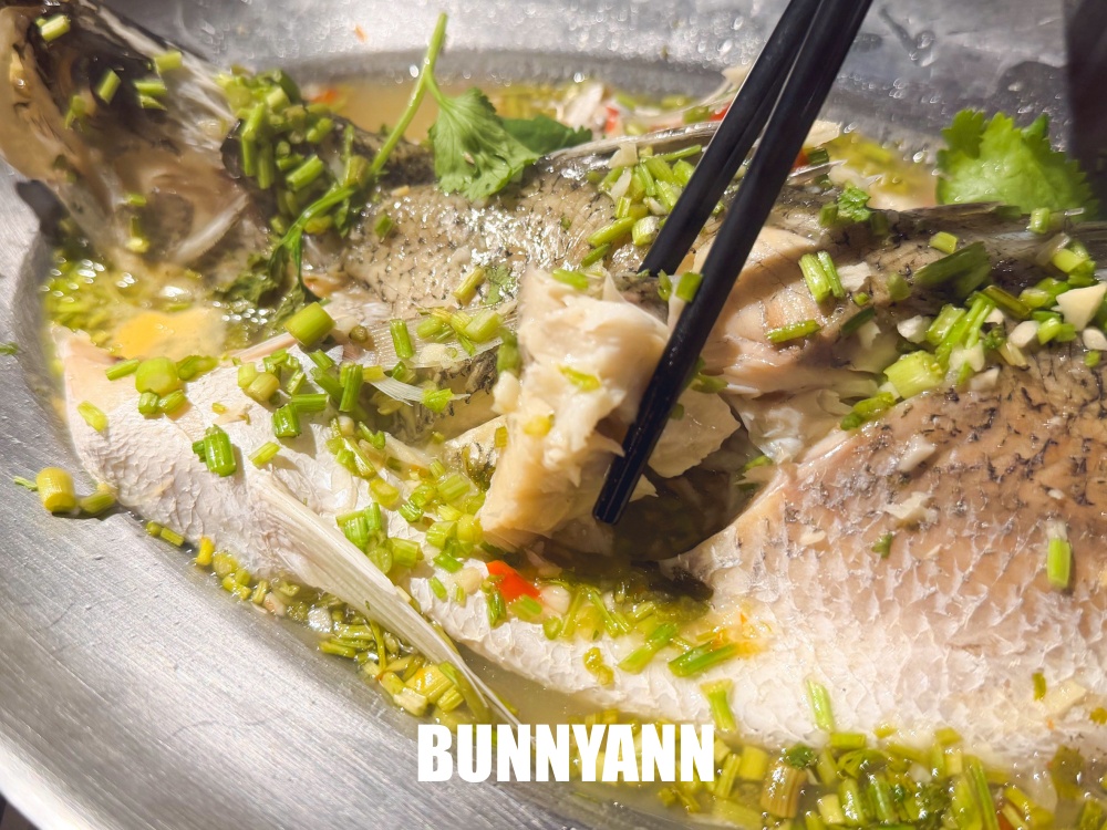 青埔美食【Siam Siam 泰式料理華泰店】超狂火山排骨，美到像國外的網美餐廳！