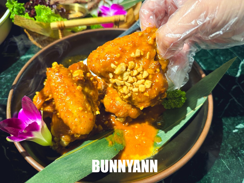 青埔美食【Siam Siam 泰式料理華泰店】超狂火山排骨，美到像國外的網美餐廳！