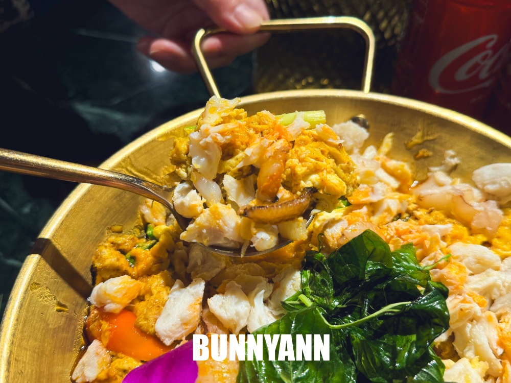 青埔美食【Siam Siam 泰式料理華泰店】超狂火山排骨，美到像國外的網美餐廳！