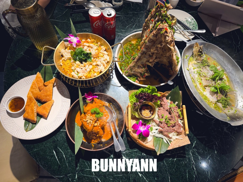 青埔美食【Siam Siam 泰式料理華泰店】超狂火山排骨，美到像國外的網美餐廳！