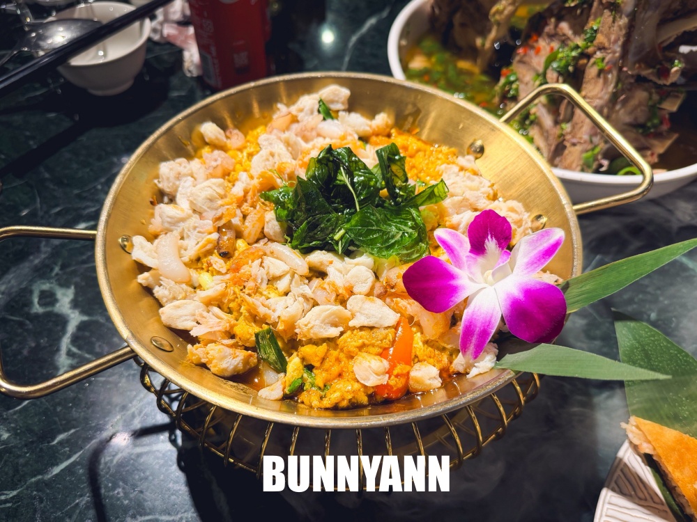 青埔美食【Siam Siam 泰式料理華泰店】超狂火山排骨，美到像國外的網美餐廳！