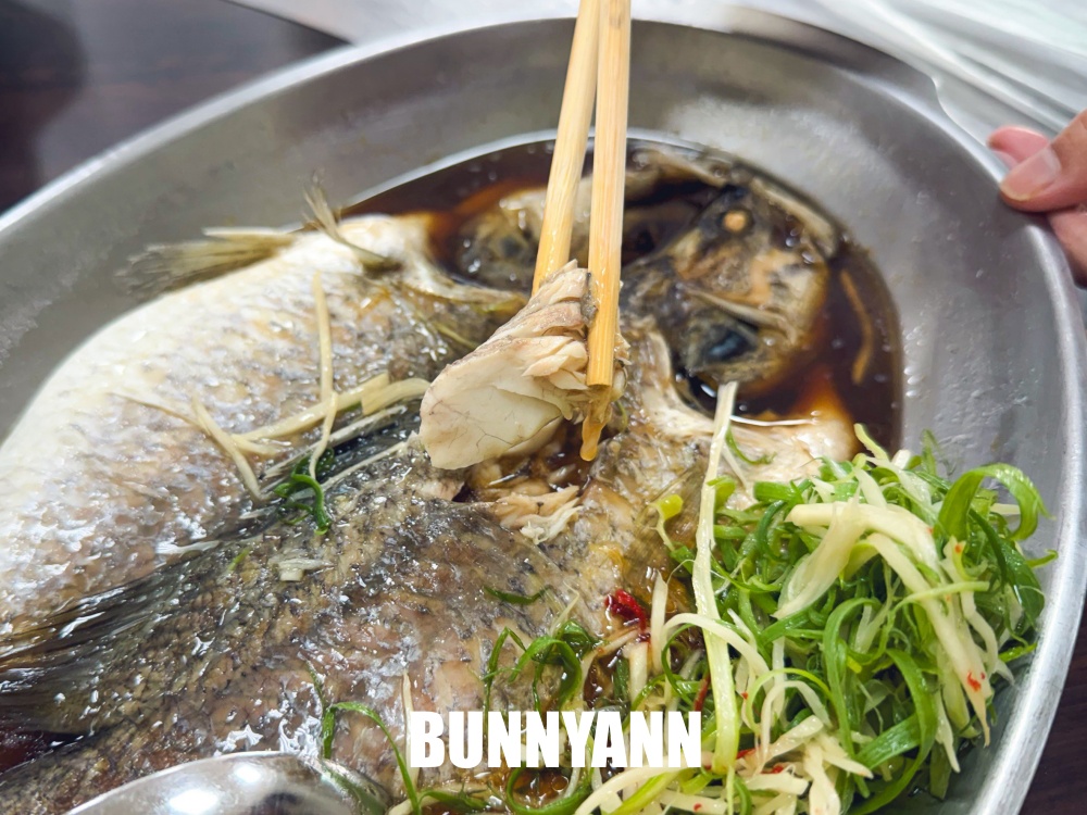 南投竹山必吃美食！以鵝傳鵝竹山總店，最強銷魂燒鵝與超狂海鮮米粉湯，水準超高的聚餐首選