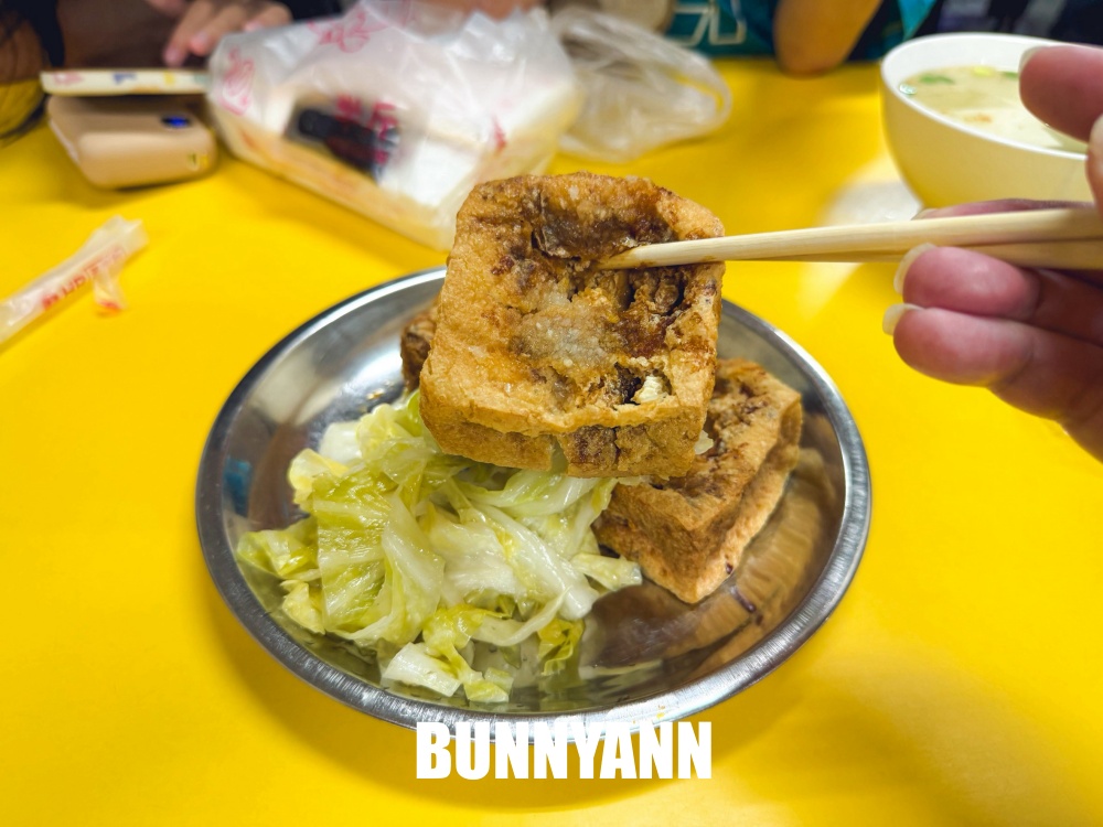 誰說這家沒人吃，是40年老店臭豆腐店家，點個一份爽吃，湯也平價