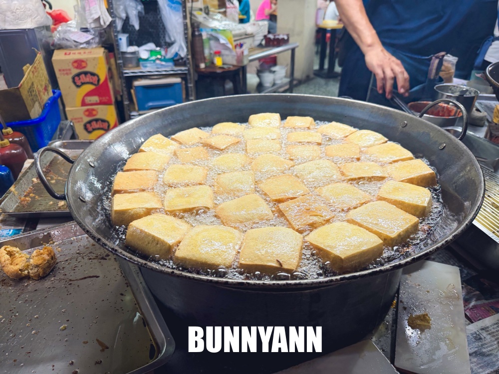 誰說這家沒人吃，是40年老店臭豆腐店家，點個一份爽吃，湯也平價