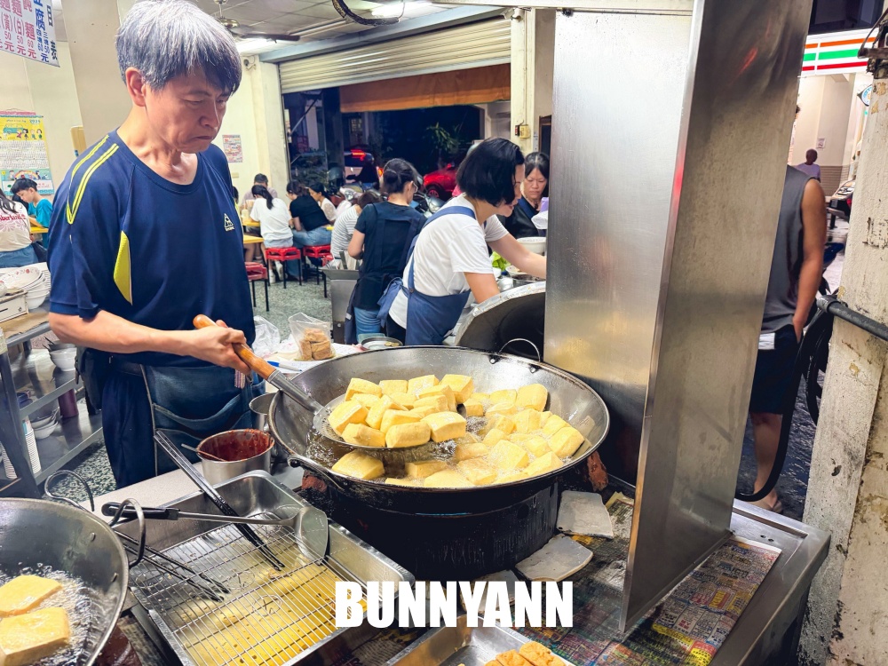 誰說這家沒人吃，是40年老店臭豆腐店家，點個一份爽吃，湯也平價