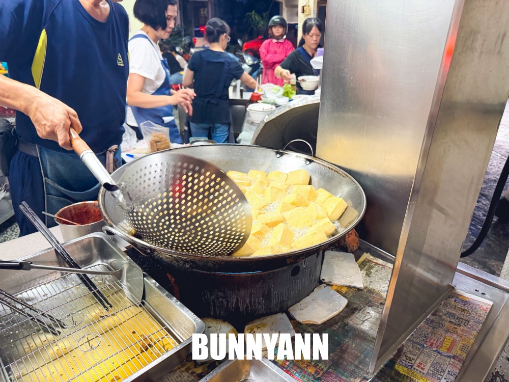 誰說這家沒人吃，是40年老店臭豆腐店家，點個一份爽吃，湯也平價
