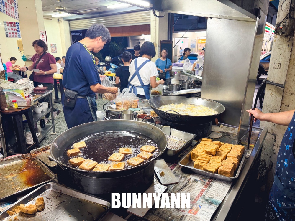 誰說這家沒人吃，是40年老店臭豆腐店家，點個一份爽吃，湯也平價