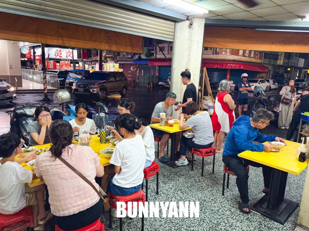 誰說這家沒人吃，是40年老店臭豆腐店家，點個一份爽吃，湯也平價