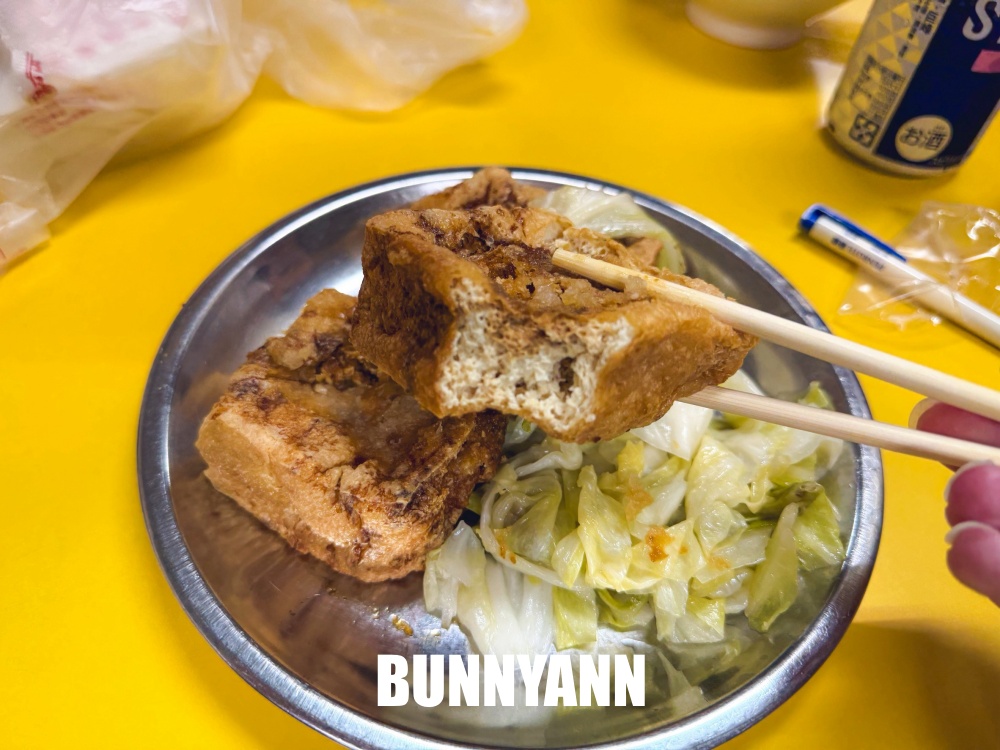 誰說這家沒人吃，是40年老店臭豆腐店家，點個一份爽吃，湯也平價