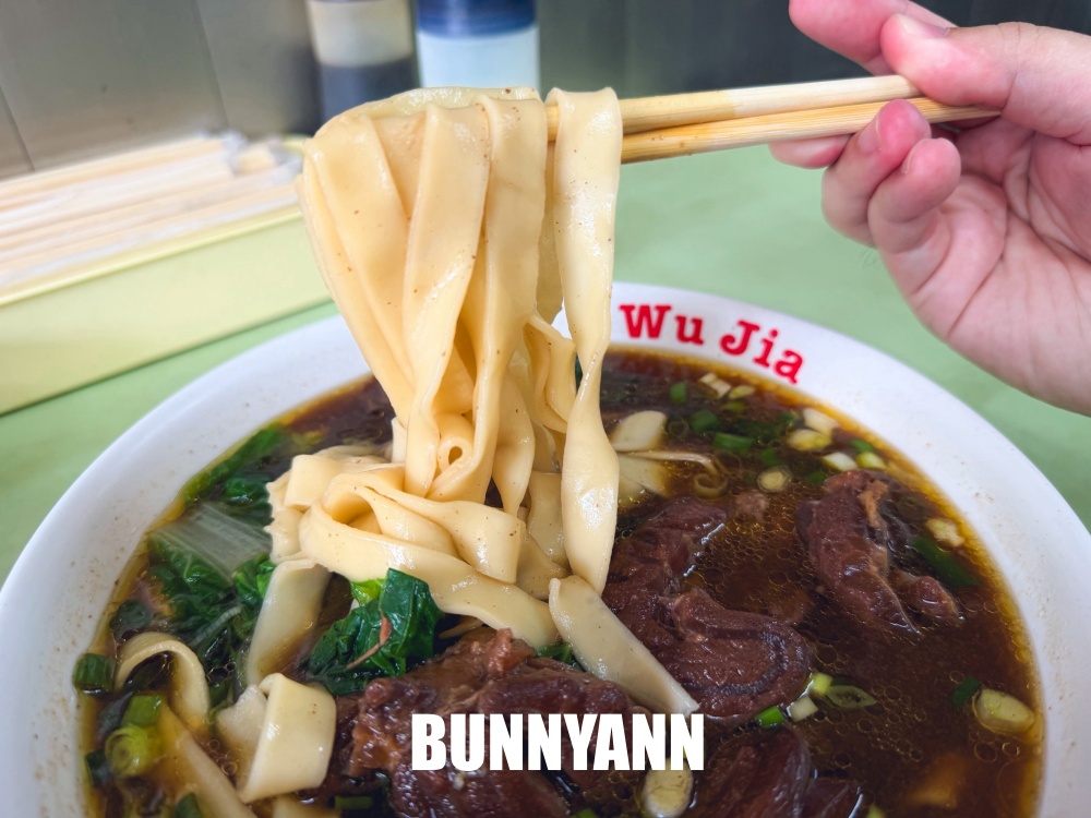 附近鄰居天天吃，是牛肉麵店家，點個一碗就超飽，牛三寶更是招牌