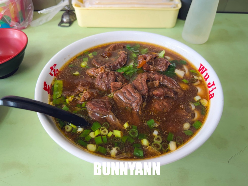 附近鄰居天天吃，是牛肉麵店家，點個一碗就超飽，牛三寶更是招牌
