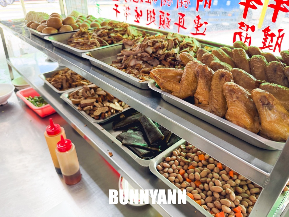 附近鄰居天天吃，是牛肉麵店家，點個一碗就超飽，牛三寶更是招牌
