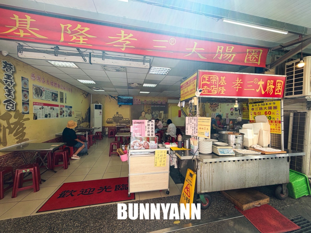 內行人帶路鑽小巷吃糯米大腸圈，點兩百元黑白切就夠吃，親民價格更是主打