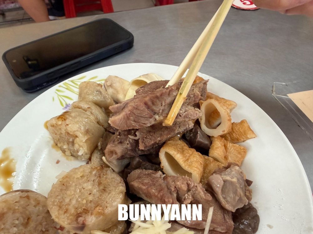 內行人帶路鑽小巷吃糯米大腸圈，點兩百元黑白切就夠吃，親民價格更是主打