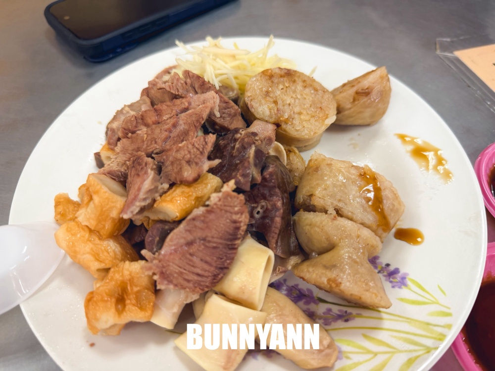 內行人帶路鑽小巷吃糯米大腸圈，點兩百元黑白切就夠吃，親民價格更是主打
