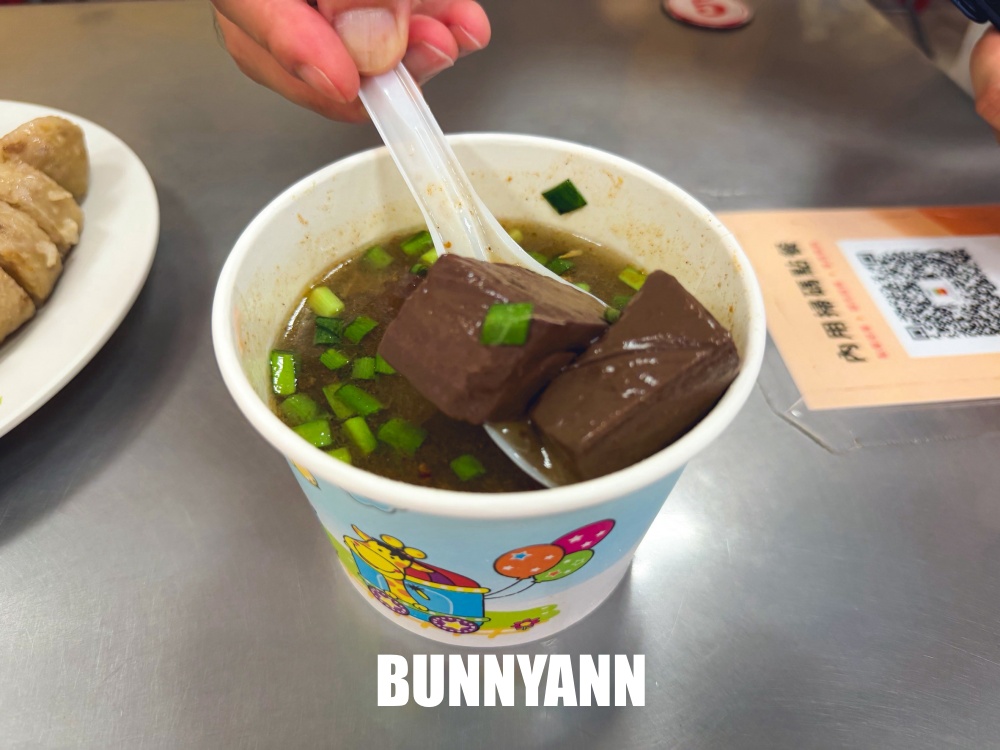 內行人帶路鑽小巷吃糯米大腸圈，點兩百元黑白切就夠吃，親民價格更是主打