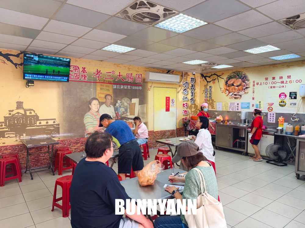 內行人帶路鑽小巷吃糯米大腸圈，點兩百元黑白切就夠吃，親民價格更是主打