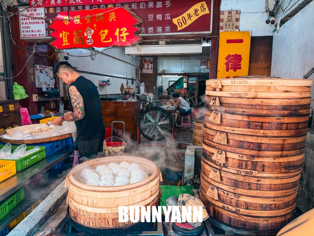 地點在馬路旁，是當地人愛的包子店，一大顆15元真平價，筍包是主打