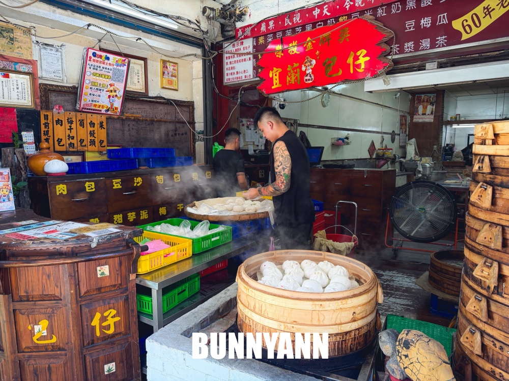 地點在馬路旁，是當地人愛的包子店，一大顆15元真平價，筍包是主打